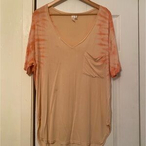 Bright orange t-shirt.🧡